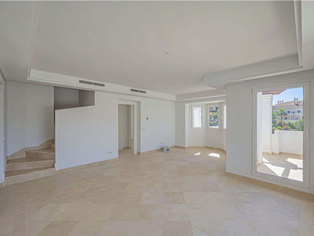 2 Zimmer Penthouse zu verkaufen in Nueva Andalucia mit Pool Garage - 658.000 € (Ref: 9835975)