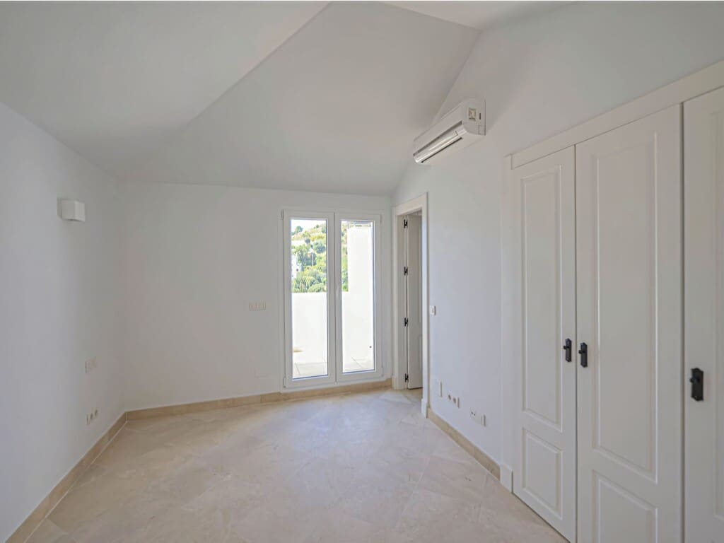 2 Zimmer Penthouse zu verkaufen in Nueva Andalucia mit Pool Garage - 658.000 € (Ref: 9835975)