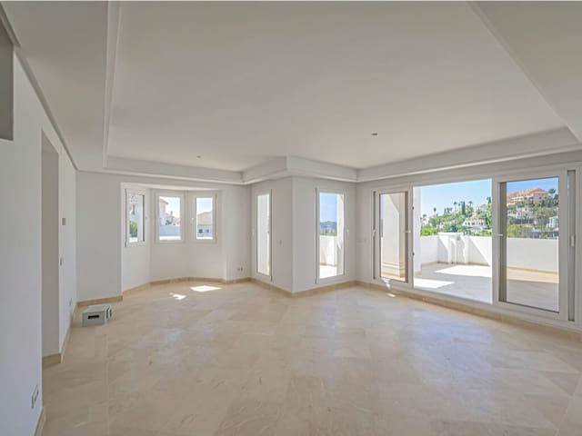 2 Zimmer Penthouse zu verkaufen in Nueva Andalucia, Marbella mit Pool Garage - 658.000 € (Ref: 9835975)