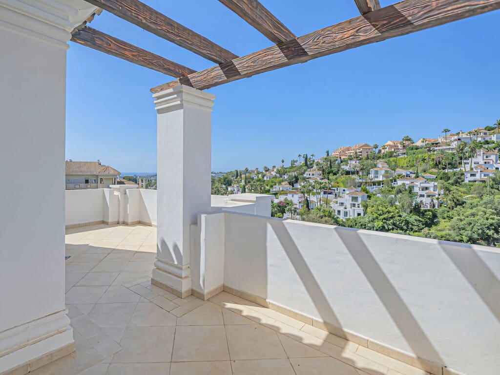 2 Zimmer Penthouse zu verkaufen in Nueva Andalucia mit Pool Garage - 658.000 € (Ref: 9835975)