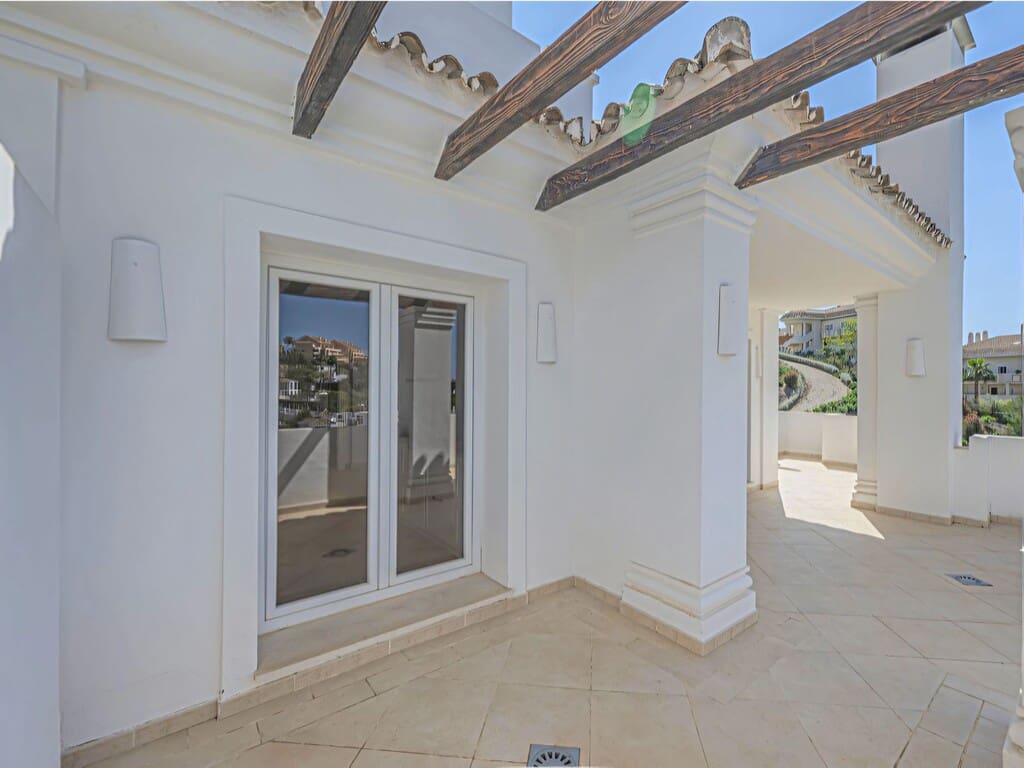 2 Zimmer Penthouse zu verkaufen in Nueva Andalucia mit Pool Garage - 658.000 € (Ref: 9835975)