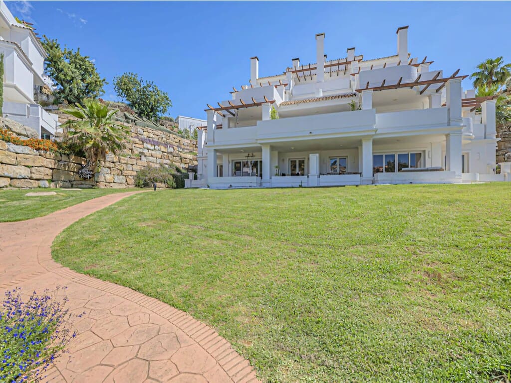2 Zimmer Penthouse zu verkaufen in Nueva Andalucia mit Pool Garage - 658.000 € (Ref: 9835975)