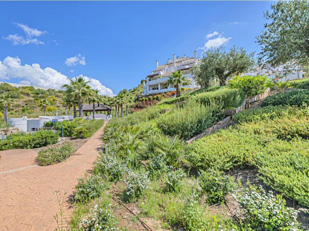 2 Zimmer Penthouse zu verkaufen in Nueva Andalucia mit Pool Garage - 658.000 € (Ref: 9835975)