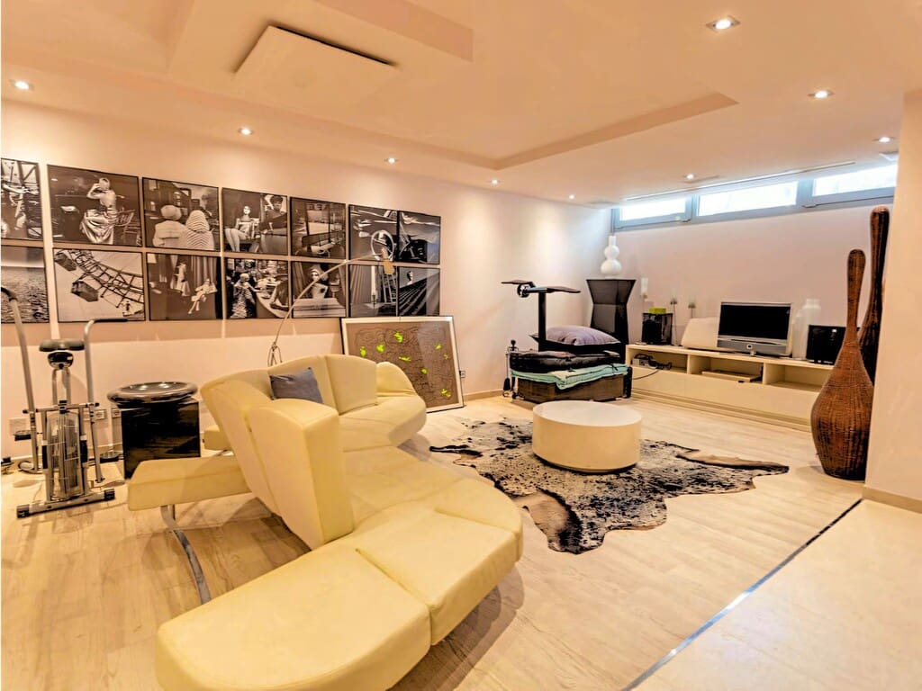 4 bedroom Villa for sale in Golden Mile with pool garage - € 2,700,000 (Ref: 9842679)