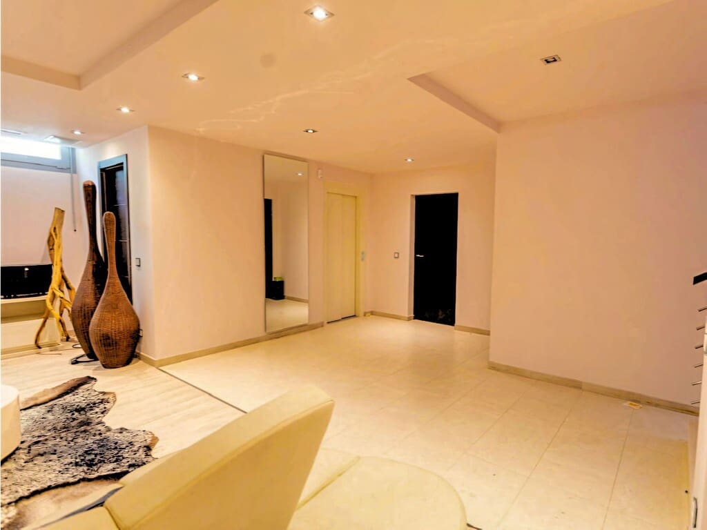 4 bedroom Villa for sale in Golden Mile with pool garage - € 2,700,000 (Ref: 9842679)