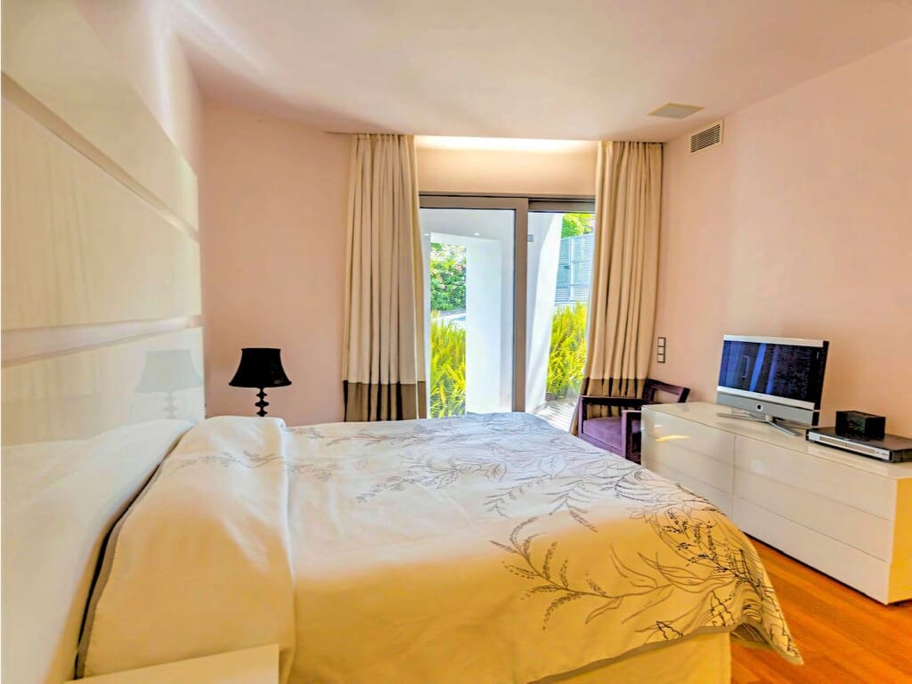 4 bedroom Villa for sale in Golden Mile with pool garage - € 2,700,000 (Ref: 9842679)