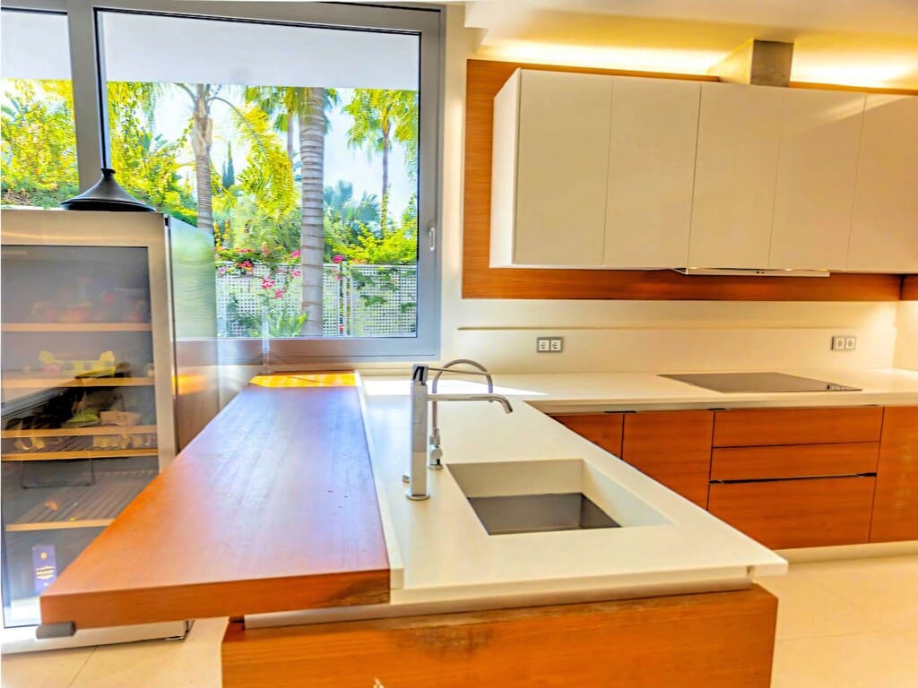4 bedroom Villa for sale in Golden Mile with pool garage - € 2,700,000 (Ref: 9842679)