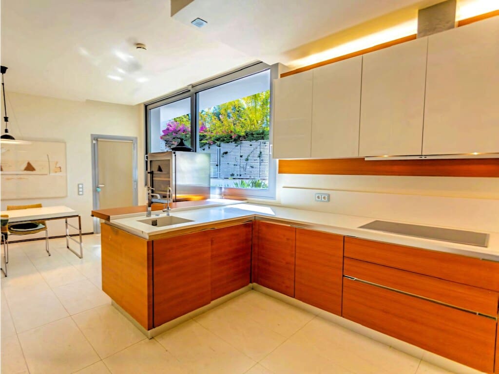 4 bedroom Villa for sale in Golden Mile with pool garage - € 2,700,000 (Ref: 9842679)