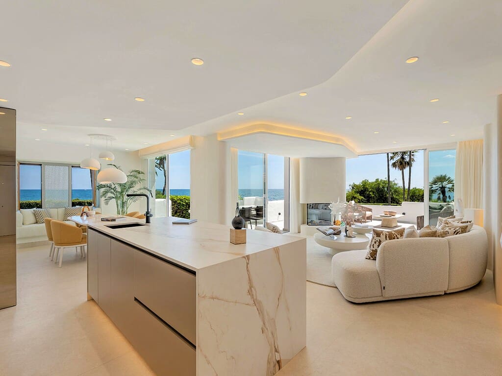 Apartamento de 3 habitaciones en Estepona en venta con piscina - 2.995.000 € (Ref: 9850948)