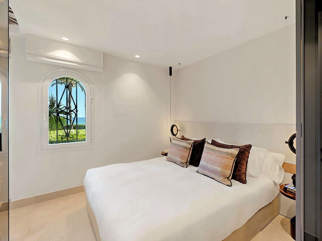 Apartamento de 3 habitaciones en Estepona en venta con piscina - 2.995.000 € (Ref: 9850948)