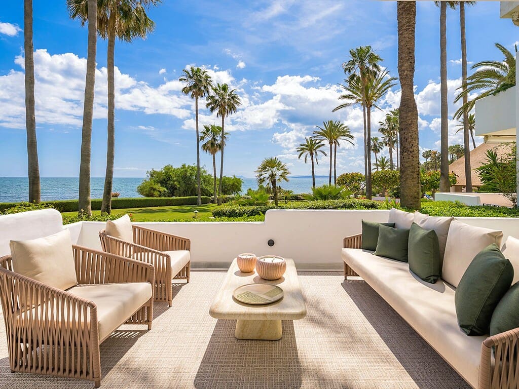 Apartamento de 3 habitaciones en Estepona en venta con piscina - 2.995.000 € (Ref: 9850948)