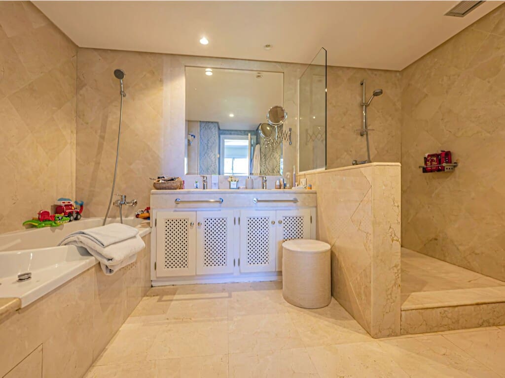 Apartamento de 3 habitaciones en La Mairena en venta con piscina garaje - 895.000 € (Ref: 9861615)