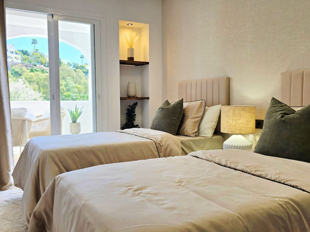 Apartamento de 3 habitaciones en La Quinta en venta con piscina garaje - 589.000 € (Ref: 9871628)