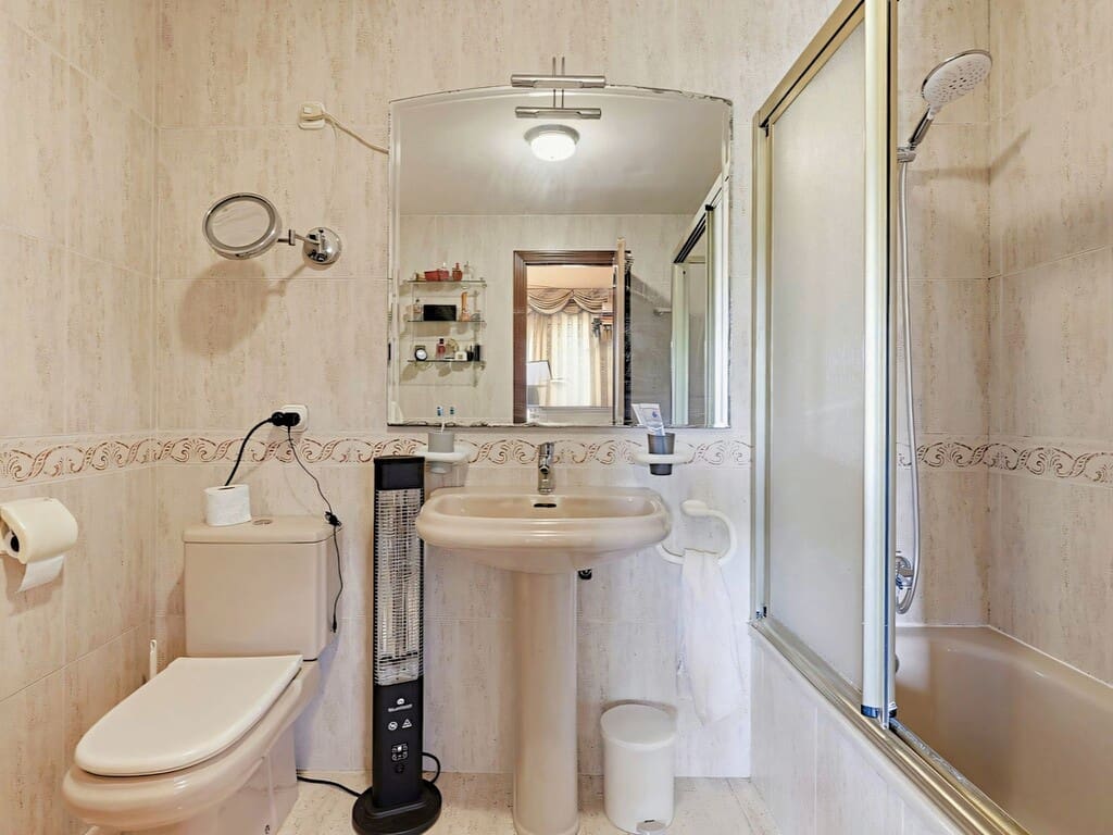 2 sypialnia Dom na sprzedaż w Torrequebrada z basenem garażem - 435 000 € (Ref: 9871629)