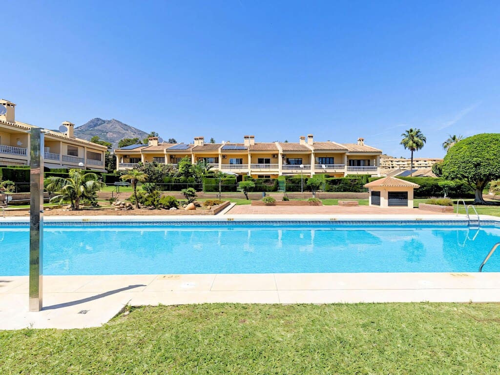 2 sypialnia Dom na sprzedaż w Torrequebrada z basenem garażem - 435 000 € (Ref: 9871629)