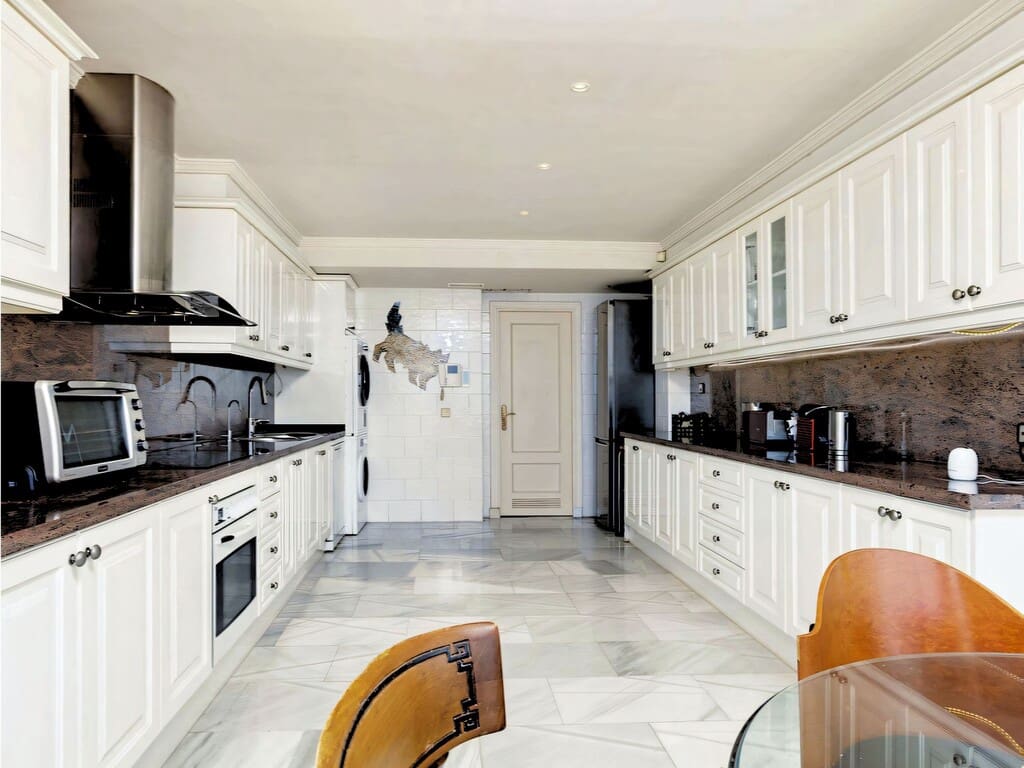 3 slaapkamer Appartement te koop in Nueva Andalucia met zwembad garage - € 1.775.000 (Ref: 9873050)