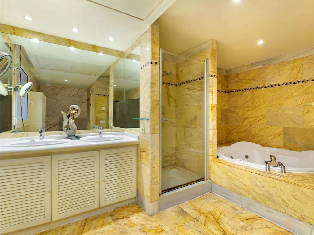 3 slaapkamer Appartement te koop in Nueva Andalucia met zwembad garage - € 1.775.000 (Ref: 9873050)