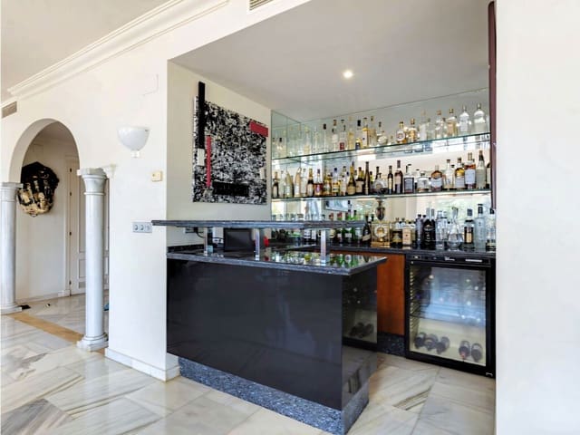 3 bedroom Apartment for sale in Nueva Andalucia, Marbella with pool garage - € 1,775,000 (Ref: 9873050)
