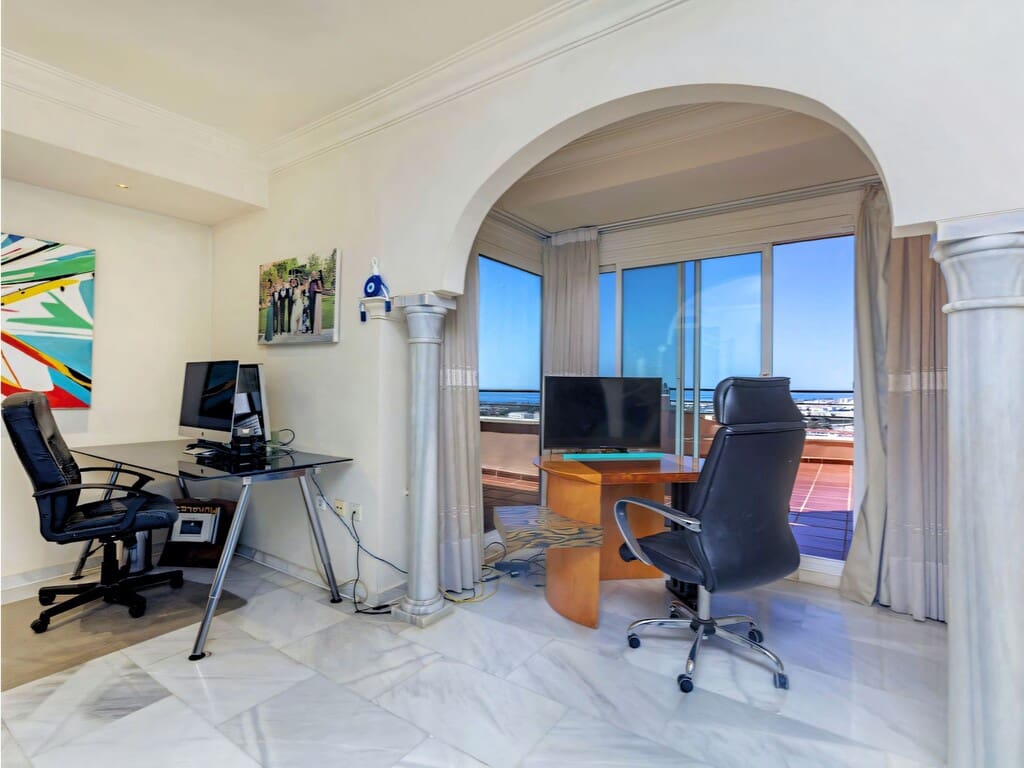 3 slaapkamer Appartement te koop in Nueva Andalucia met zwembad garage - € 1.775.000 (Ref: 9873050)