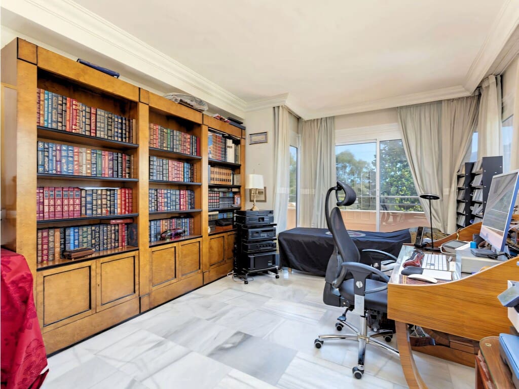 3 slaapkamer Appartement te koop in Nueva Andalucia met zwembad garage - € 1.775.000 (Ref: 9873050)