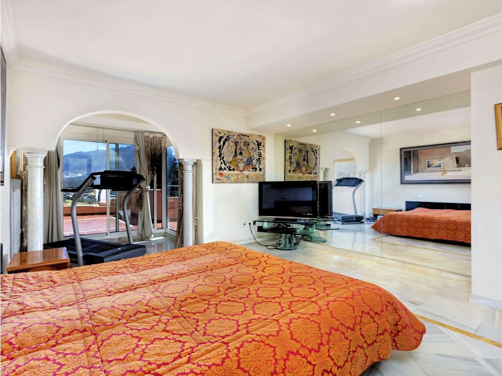 3 slaapkamer Appartement te koop in Nueva Andalucia met zwembad garage - € 1.775.000 (Ref: 9873050)
