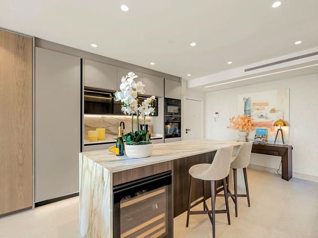 3 slaapkamer Appartement te koop in Estepona met zwembad - € 1.995.000 (Ref: 9878105)