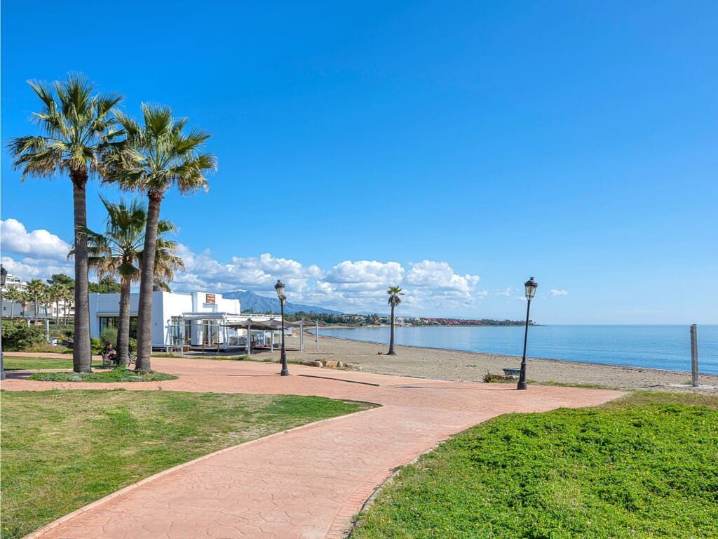 Apartamento de 3 habitaciones en Estepona en venta con piscina - 1.995.000 € (Ref: 9878105)