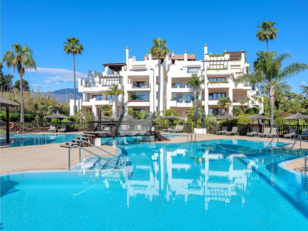 Apartamento de 3 habitaciones en Estepona en venta con piscina - 1.995.000 € (Ref: 9878105)