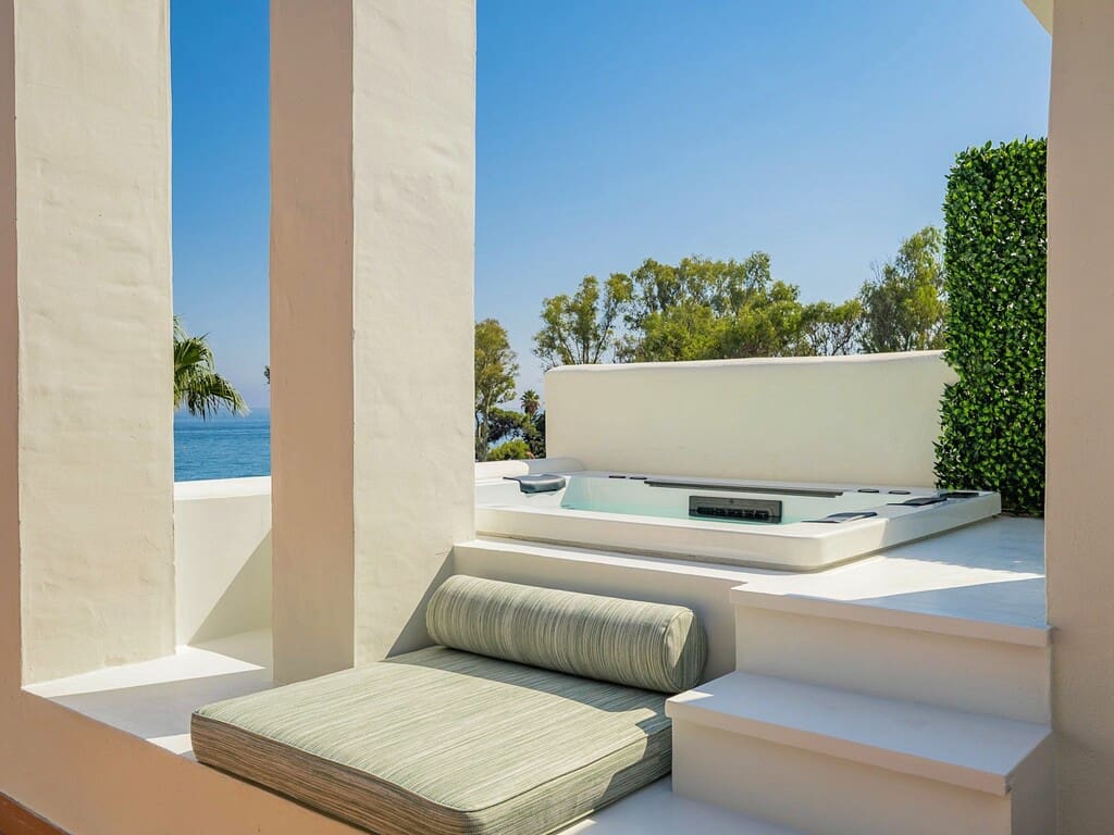 3 bedroom Penthouse for sale in Estepona with pool garage - € 2,995,000 (Ref: 9878106)