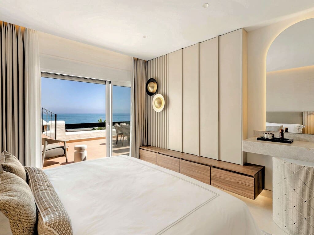 3 bedroom Penthouse for sale in Estepona with pool garage - € 2,995,000 (Ref: 9878106)