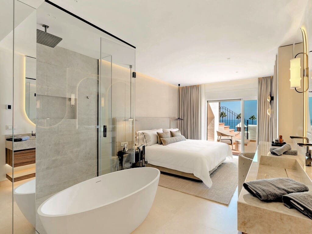 3 bedroom Penthouse for sale in Estepona with pool garage - € 2,995,000 (Ref: 9878106)