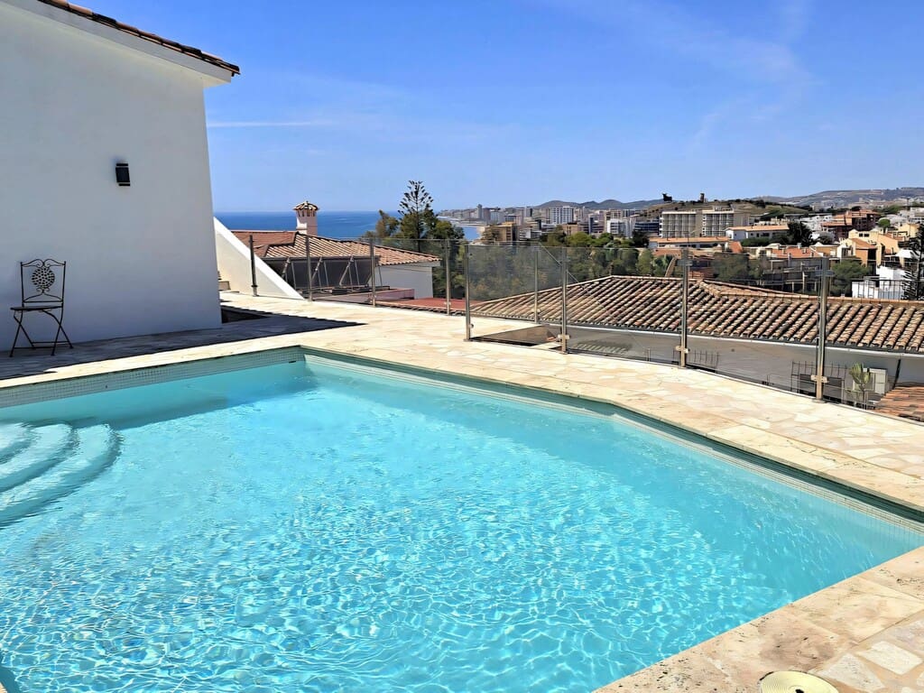 4 sypialnia Willa na sprzedaż w Fuengirola z basenem garażem - 1 475 000 € (Ref: 9891808)
