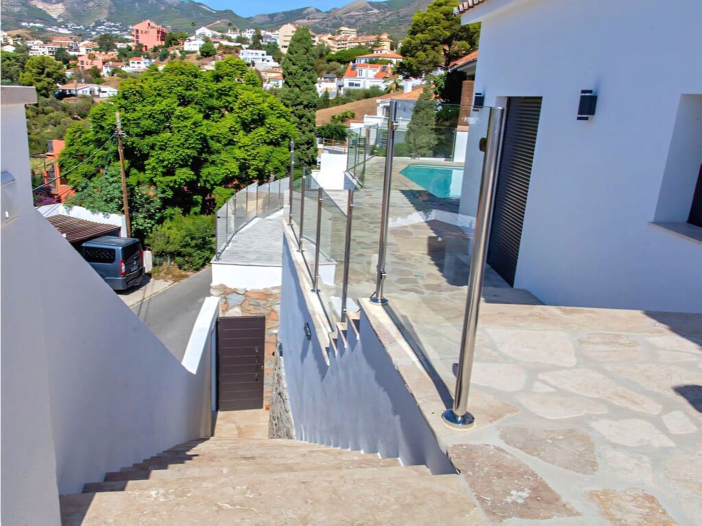4 sypialnia Willa na sprzedaż w Fuengirola z basenem garażem - 1 475 000 € (Ref: 9891808)