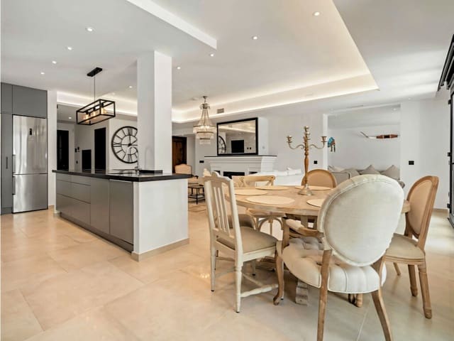 4 makuuhuone Huvila myytävänä paikassa Marbesa, Marbella mukana uima-altaan 
autotalli - 2 495 000 € (Ref: 9893795)