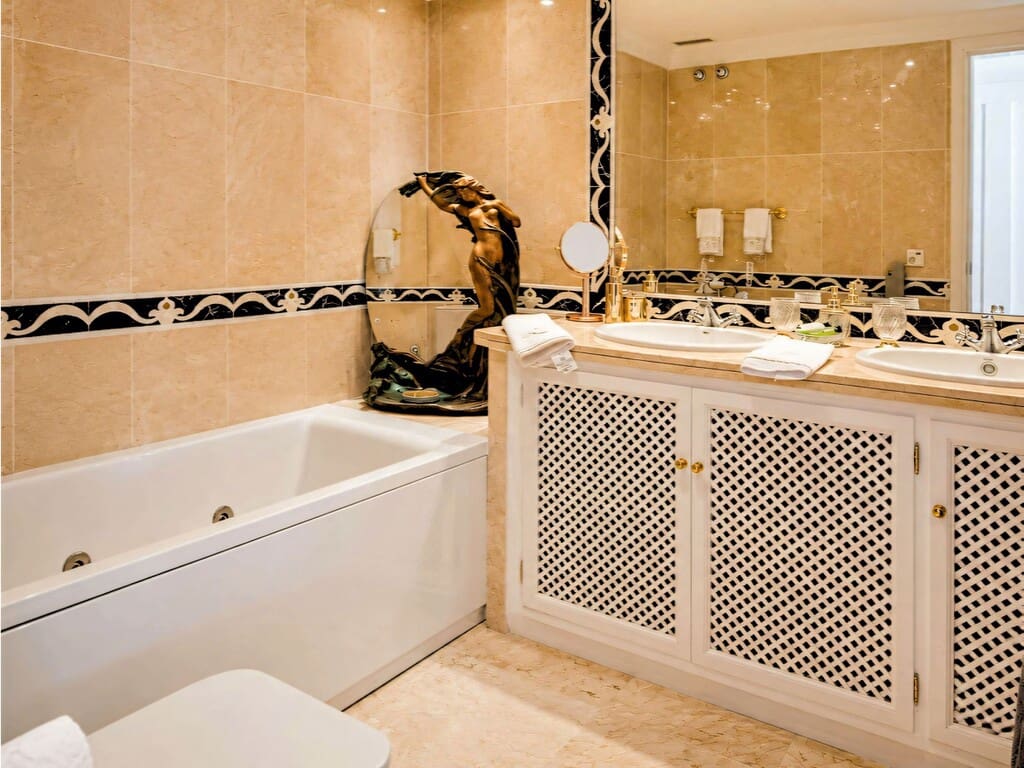 2 bedroom Penthouse for sale in San Pedro de Alcantara with pool garage - € 720,000 (Ref: 9900318)