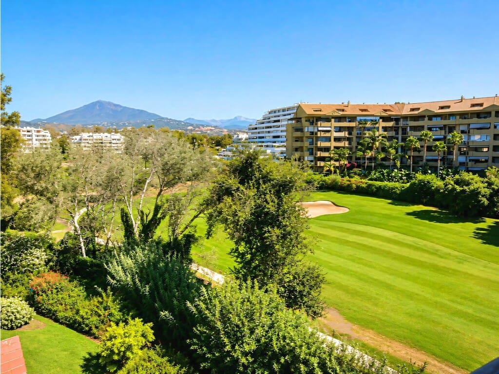 2 bedroom Penthouse for sale in San Pedro de Alcantara with pool garage - € 720,000 (Ref: 9900318)