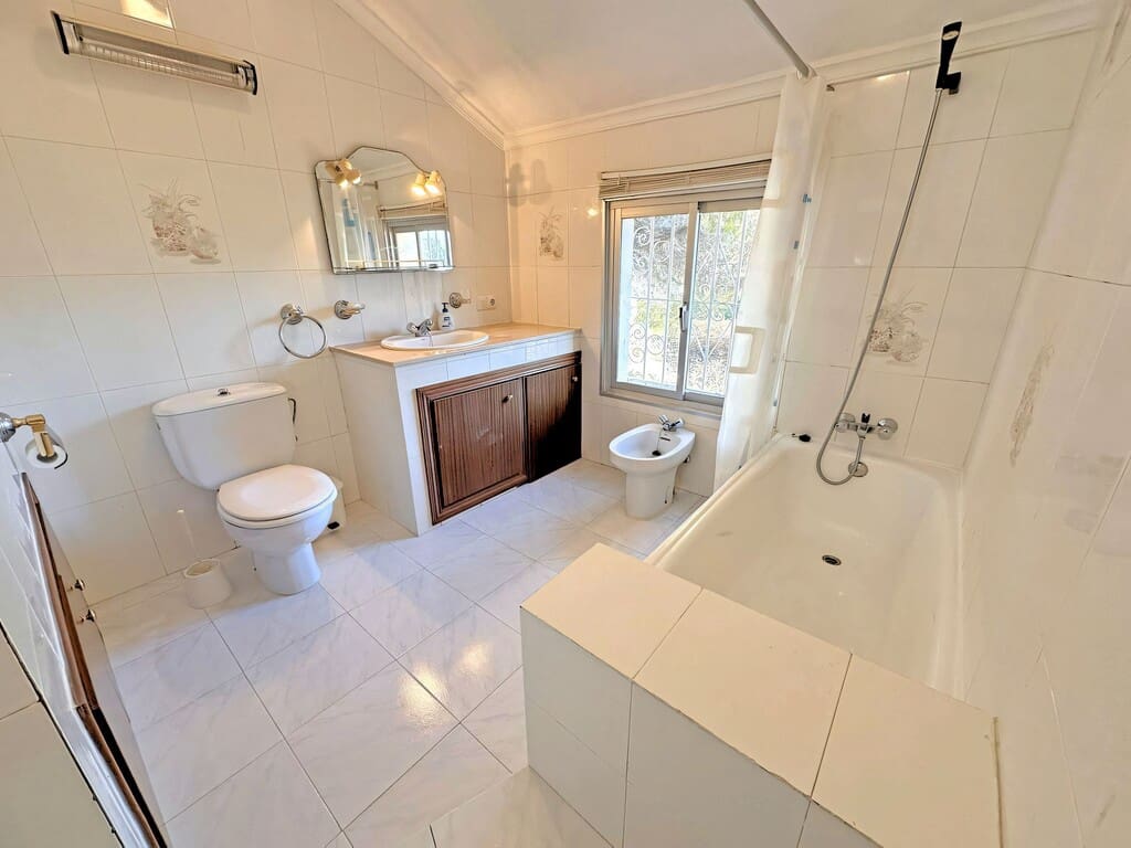 4 bedroom Villa for sale in Mijas Costa with pool garage - € 650,000 (Ref: 9903857)