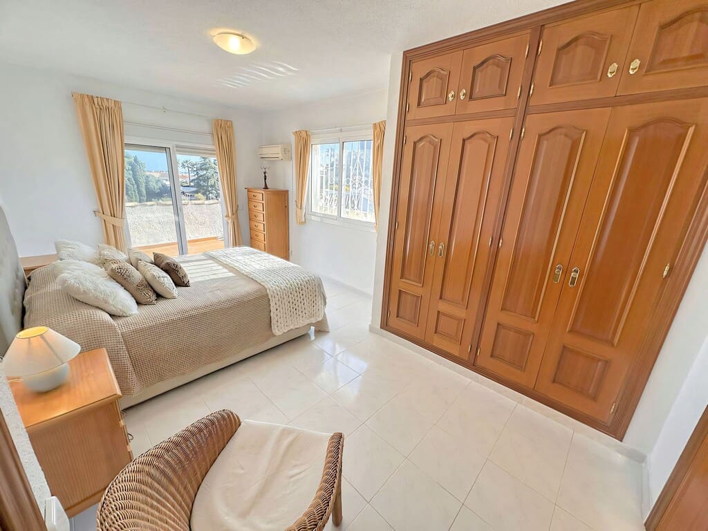 4 bedroom Villa for sale in Mijas Costa with pool garage - € 650,000 (Ref: 9903857)