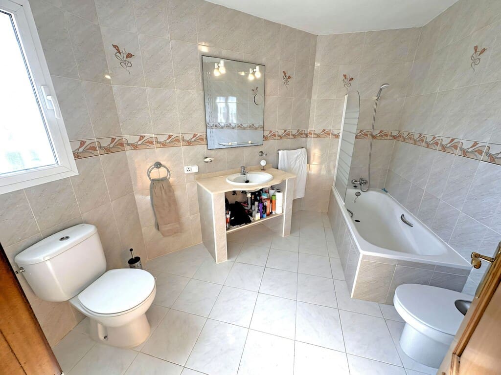 4 bedroom Villa for sale in Mijas Costa with pool garage - € 650,000 (Ref: 9903857)