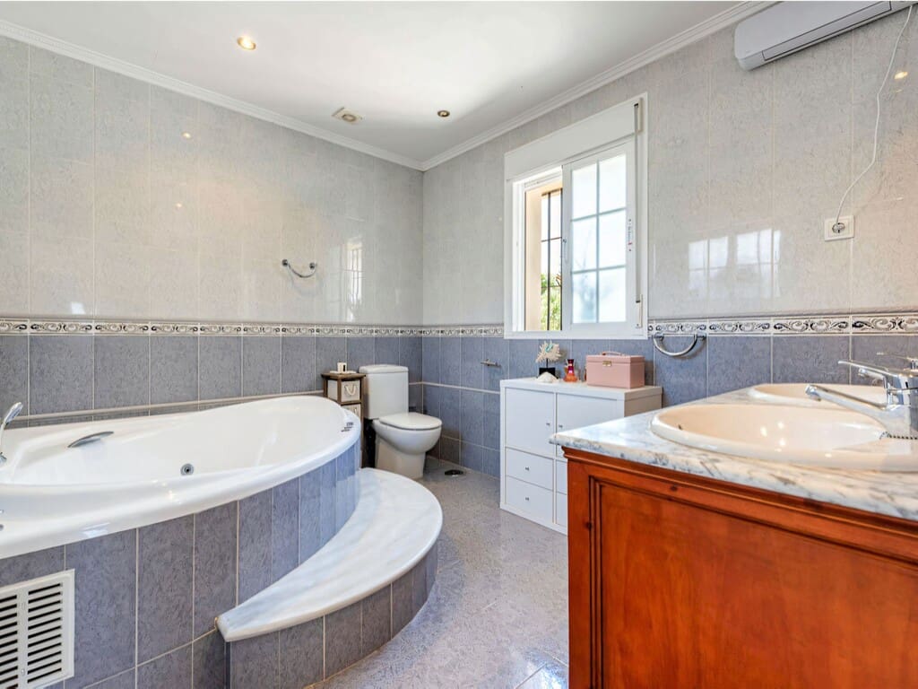 4 quarto Moradia para venda em Mijas Costa com piscina garagem - 975 000 € (Ref: 9910093)