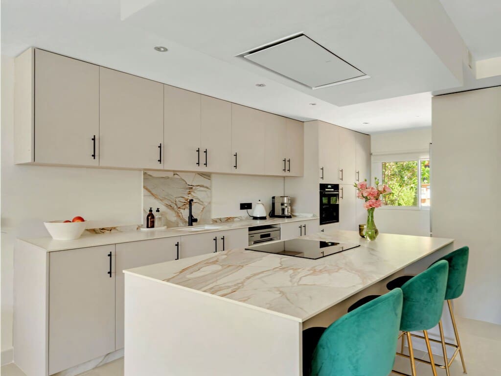 3 bedroom Townhouse for sale in New Golden Mile with pool garage - € 595,000 (Ref: 9910094)