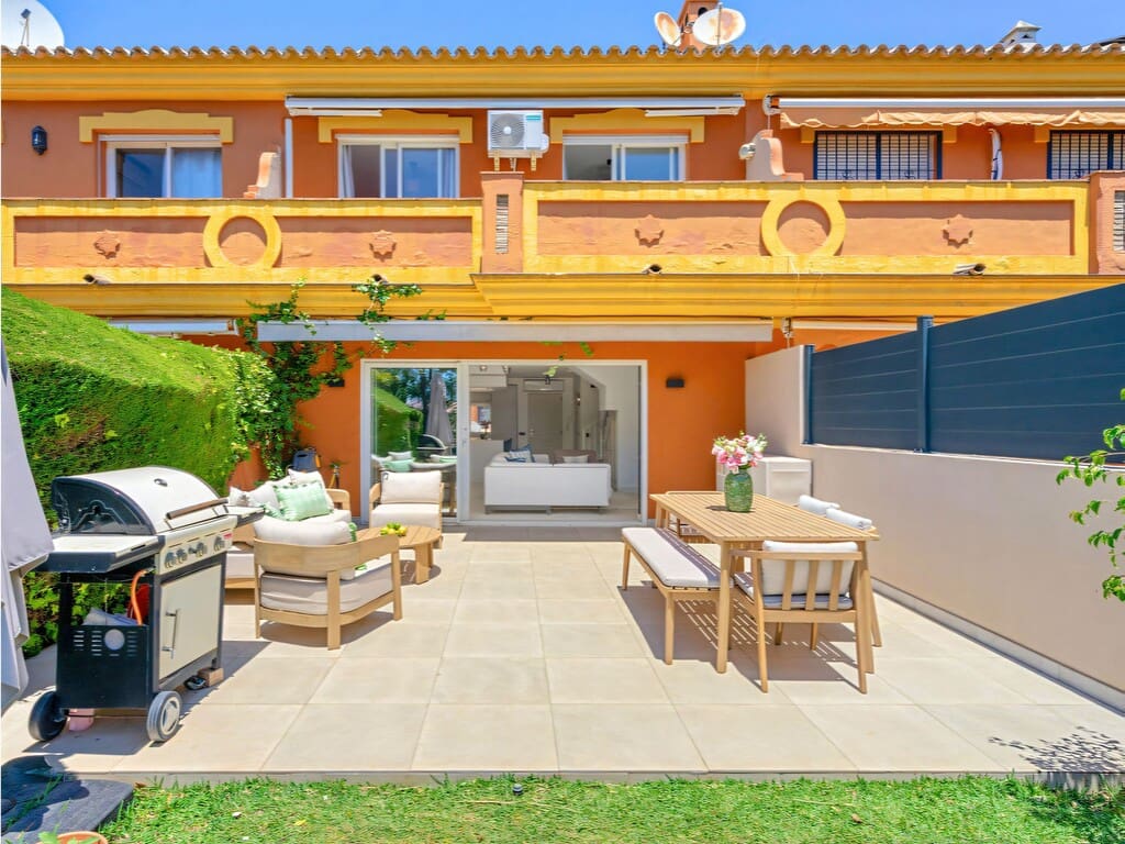 3 bedroom Townhouse for sale in New Golden Mile with pool garage - € 595,000 (Ref: 9910094)