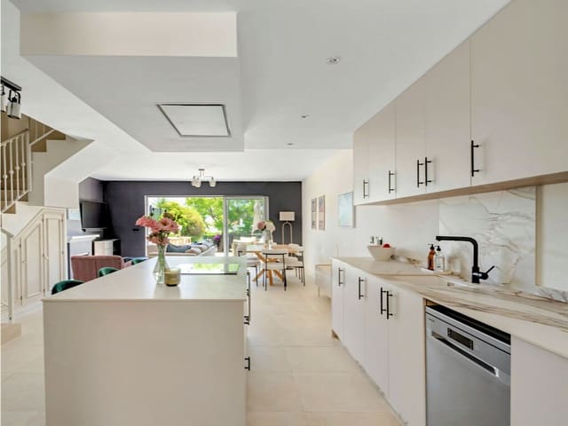 3 bedroom Townhouse for sale in Nueva Atalaya, Estepona with pool garage - € 595,000 (Ref: 9910094)