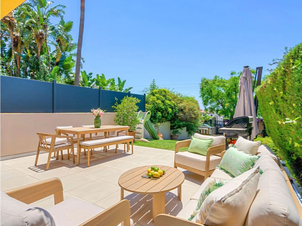 3 bedroom Townhouse for sale in New Golden Mile with pool garage - € 595,000 (Ref: 9910094)