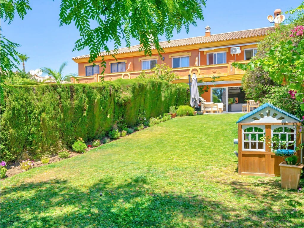 3 bedroom Townhouse for sale in New Golden Mile with pool garage - € 595,000 (Ref: 9910094)