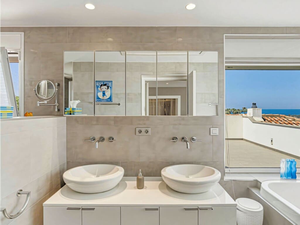 3 bedroom Villa for sale in El Rosario with pool garage - € 1,850,000 (Ref: 9917805)