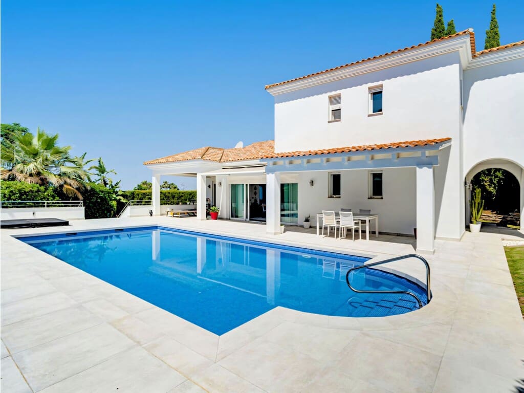 3 bedroom Villa for sale in El Rosario with pool garage - € 1,850,000 (Ref: 9917805)