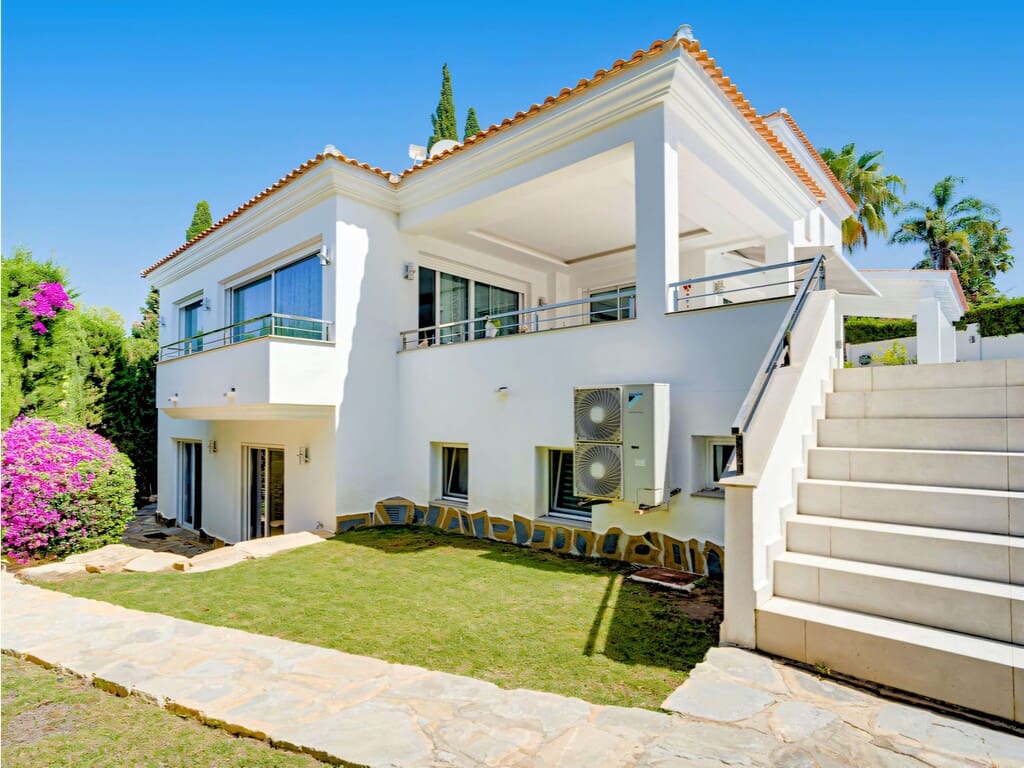 3 bedroom Villa for sale in El Rosario with pool garage - € 1,850,000 (Ref: 9917805)