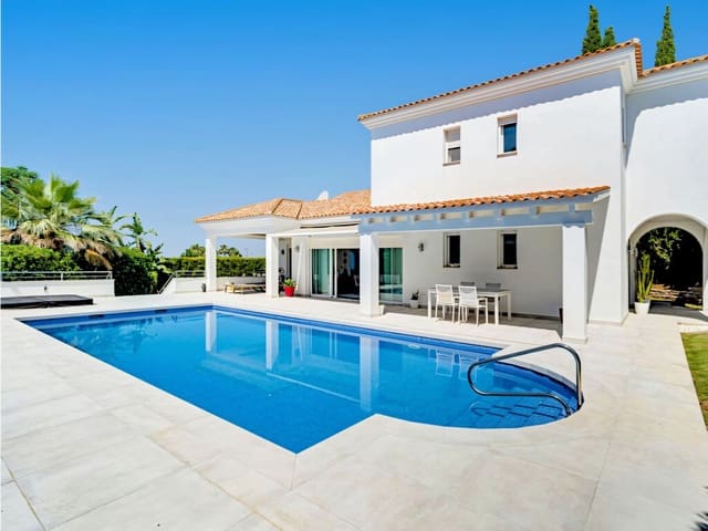 Chalet de 3 habitaciones en El Rosario, Marbella en venta con piscina garaje - 1.850.000 € (Ref: 9917805)