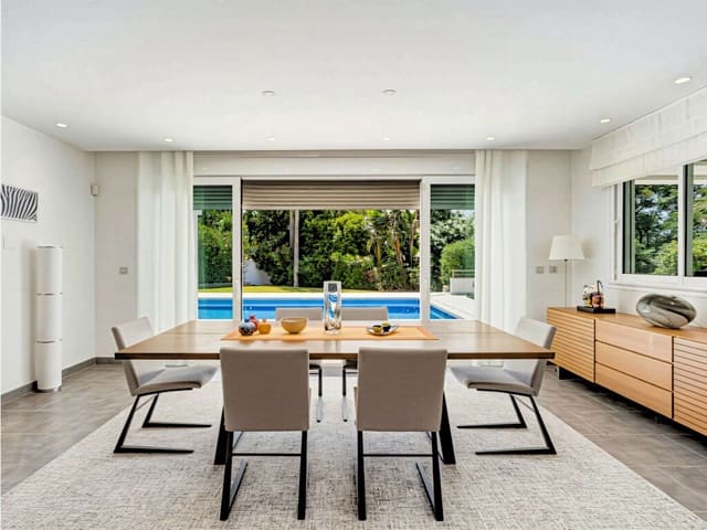 Chalet de 3 habitaciones en El Rosario, Marbella en venta con piscina garaje - 1.850.000 € (Ref: 9917805)